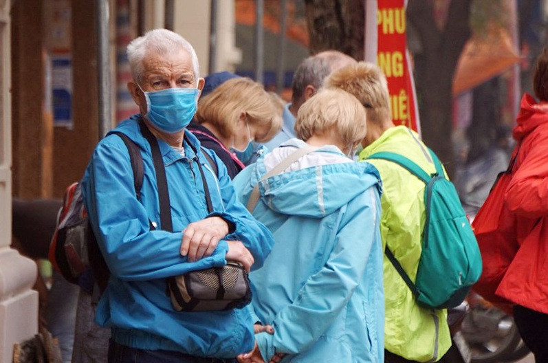 Ngày đầu bắt buộc đeo khẩu trang nơi công cộng ở Hà Nội ảnh 20