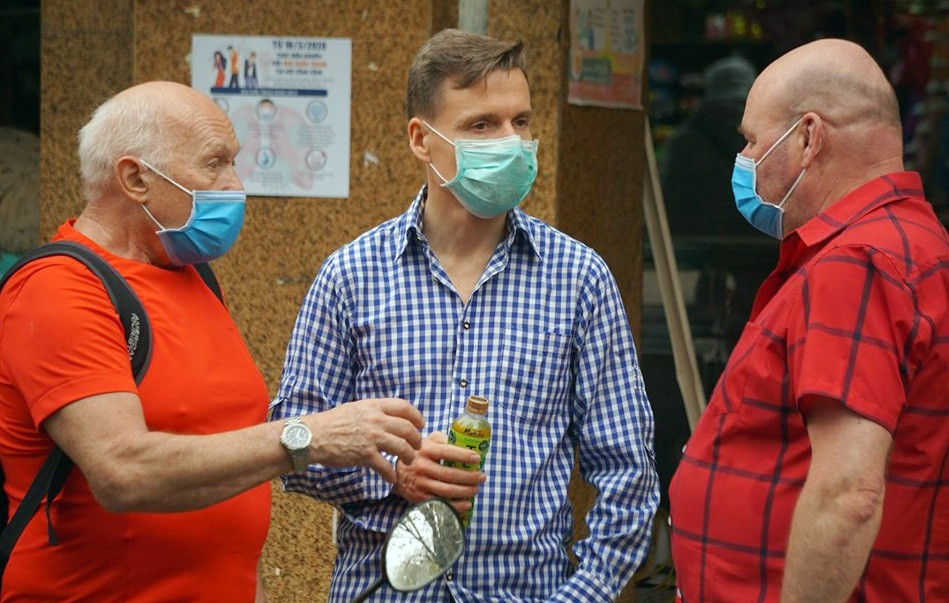 Ngày đầu bắt buộc đeo khẩu trang nơi công cộng ở Hà Nội ảnh 19