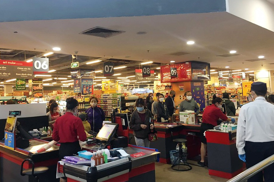 Ngày đầu bắt buộc đeo khẩu trang nơi công cộng ở Hà Nội ảnh 16