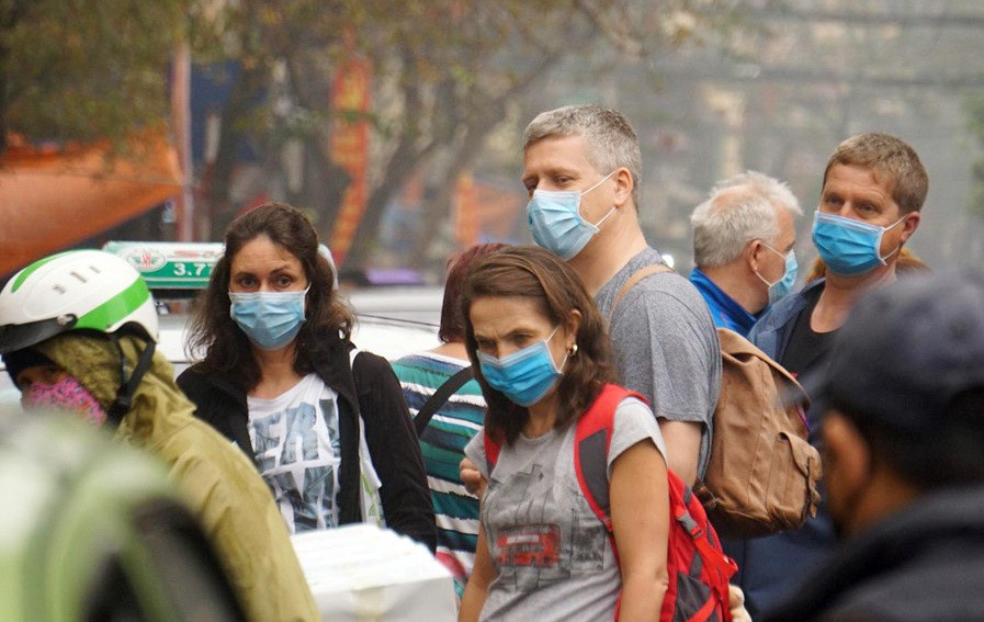 Ngày đầu bắt buộc đeo khẩu trang nơi công cộng ở Hà Nội ảnh 18