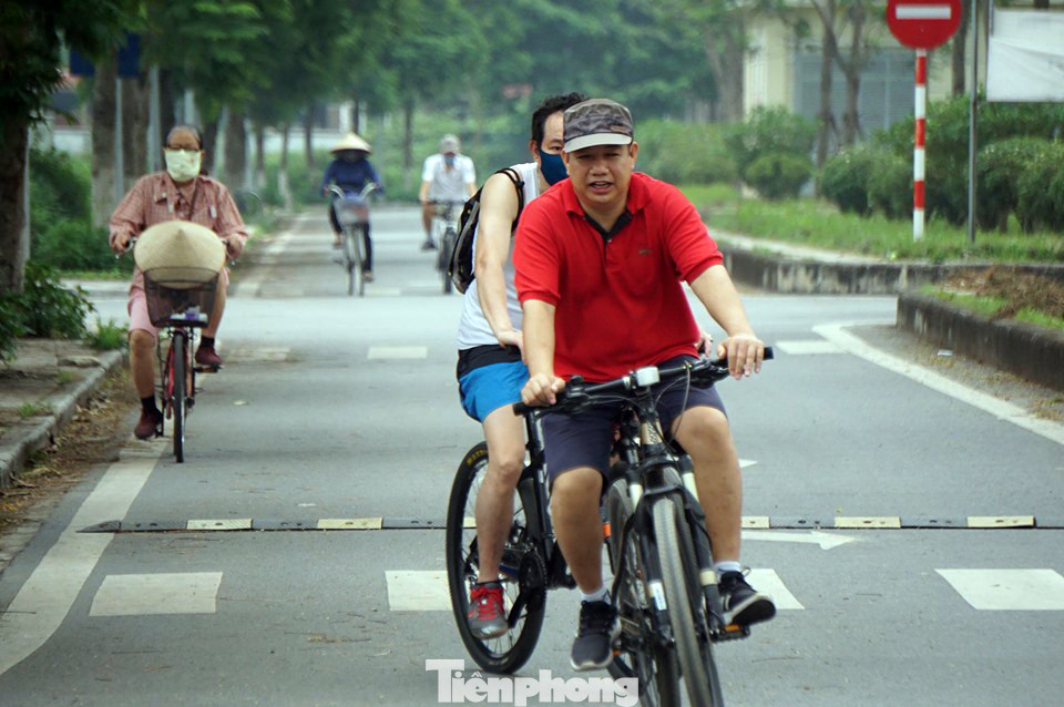 Bất chấp cách ly xã hội, người dân Hà Nội đổ ra công viên tập thể dục ảnh 2