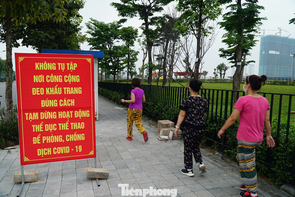 Bất chấp cách ly xã hội, người dân Hà Nội đổ ra công viên tập thể dục ảnh 7