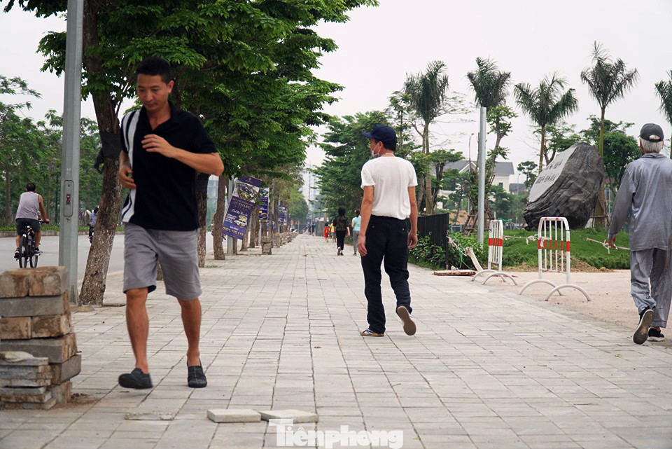 Bất chấp cách ly xã hội, người dân Hà Nội đổ ra công viên tập thể dục ảnh 8