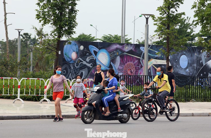 Bất chấp cách ly xã hội, người dân Hà Nội đổ ra công viên tập thể dục ảnh 6