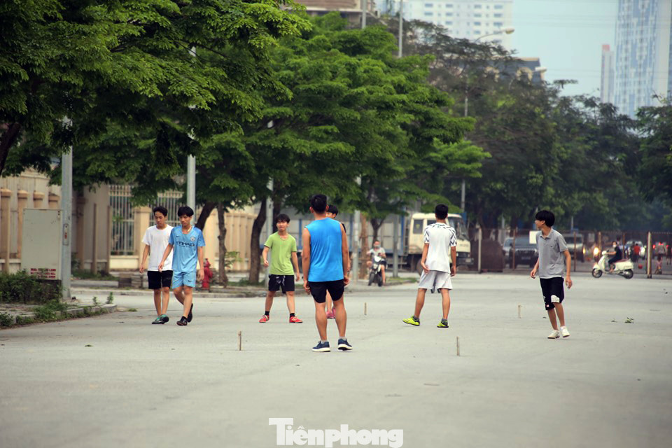 Bất chấp cách ly xã hội, người dân Hà Nội đổ ra công viên tập thể dục ảnh 5