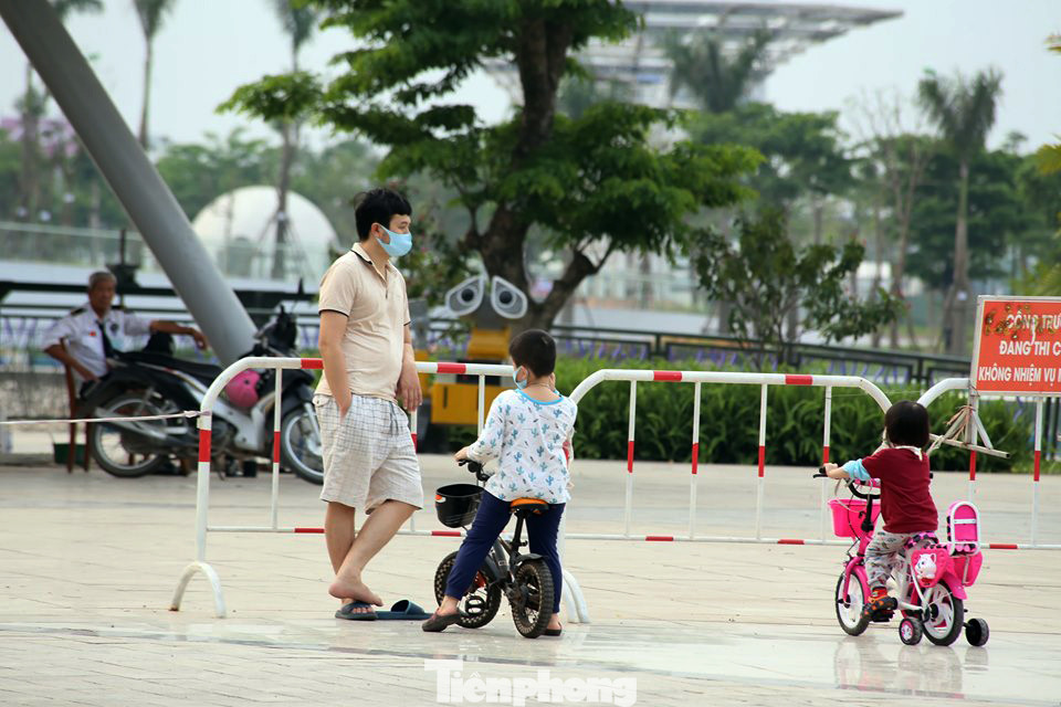 Bất chấp cách ly xã hội, người dân Hà Nội đổ ra công viên tập thể dục ảnh 4
