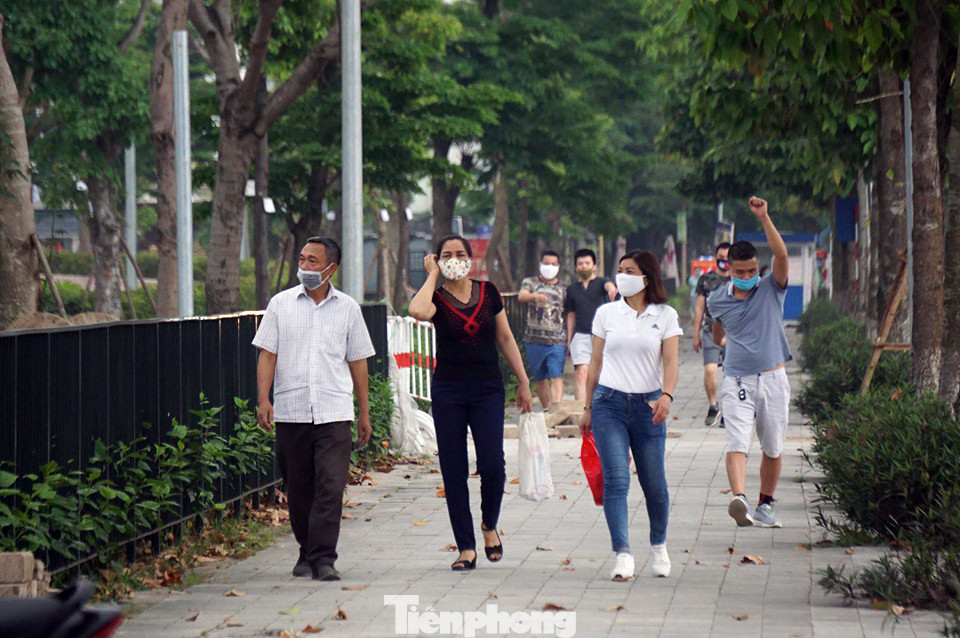 Bất chấp cách ly xã hội, người dân Hà Nội đổ ra công viên tập thể dục ảnh 3