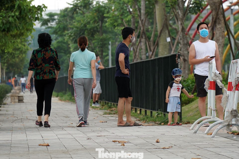 Bất chấp cách ly xã hội, người dân Hà Nội đổ ra công viên tập thể dục ảnh 9
