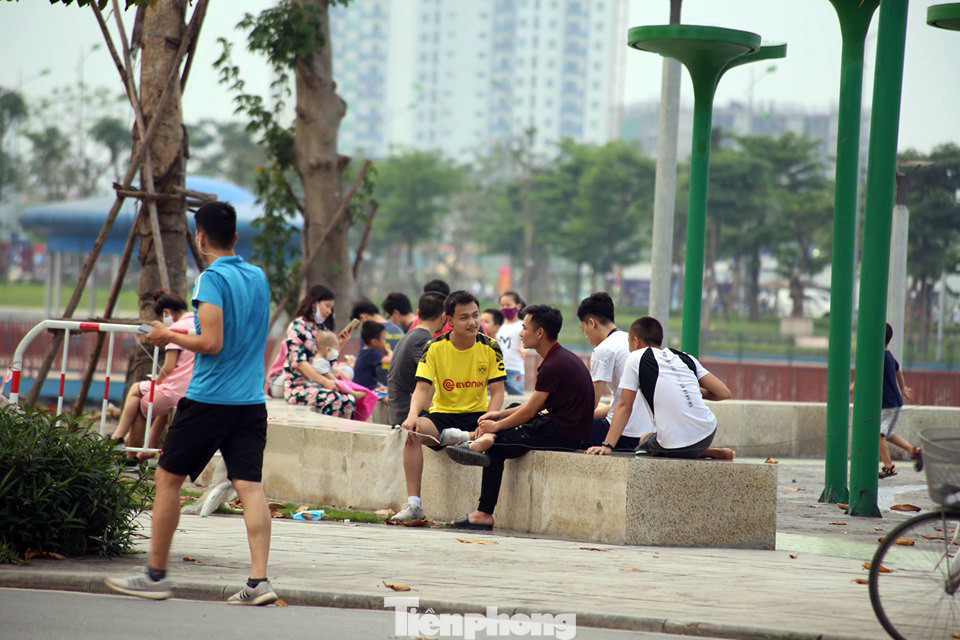 Bất chấp cách ly xã hội, người dân Hà Nội đổ ra công viên tập thể dục ảnh 1