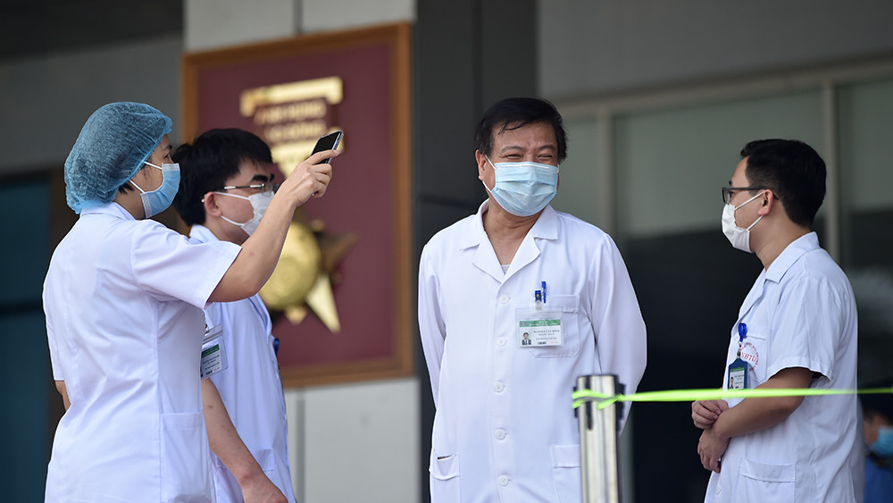 Nhiều ca mắc COVID-19 'đặc biệt' được điều trị khỏi xuất viện ảnh 8