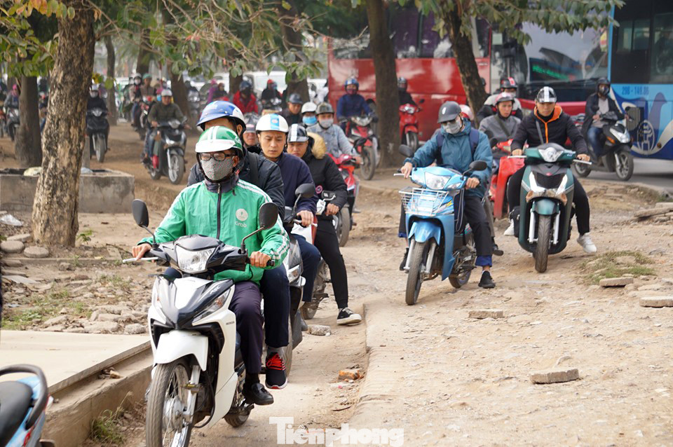 Người dân 'tay xách nách mang' về quê ăn Tết, cửa ngõ Thủ đô Hà Nội tê liệt ảnh 10