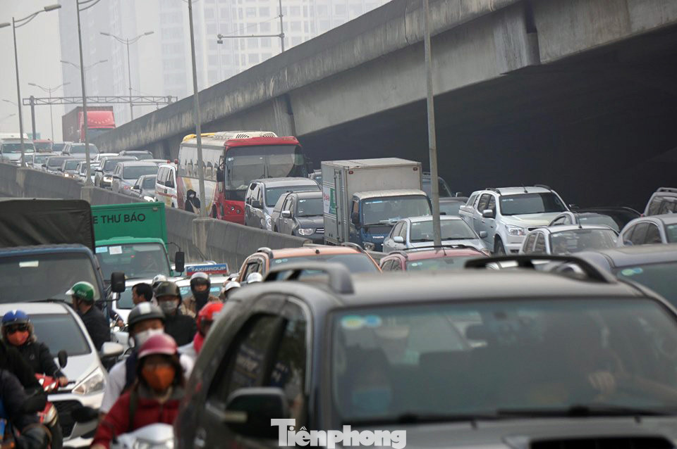 Người dân 'tay xách nách mang' về quê ăn Tết, cửa ngõ Thủ đô Hà Nội tê liệt ảnh 8