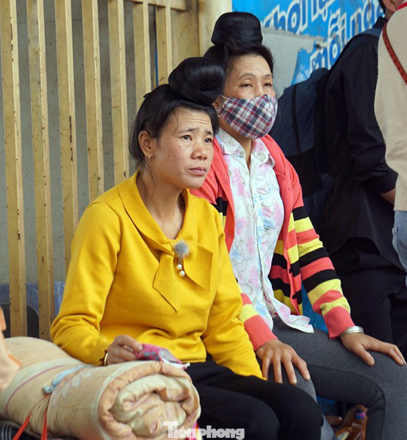 Người dân 'tay xách nách mang' về quê ăn Tết, cửa ngõ Thủ đô Hà Nội tê liệt ảnh 6