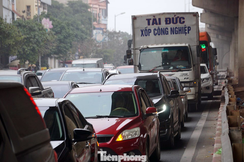 Người dân 'tay xách nách mang' về quê ăn Tết, cửa ngõ Thủ đô Hà Nội tê liệt ảnh 13