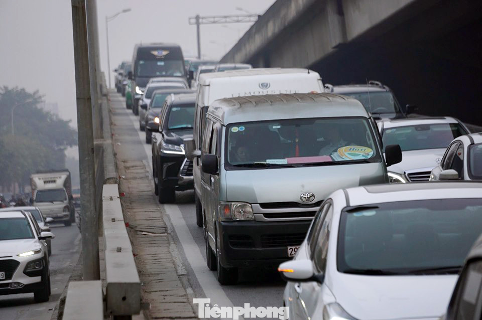 Người dân 'tay xách nách mang' về quê ăn Tết, cửa ngõ Thủ đô Hà Nội tê liệt ảnh 9