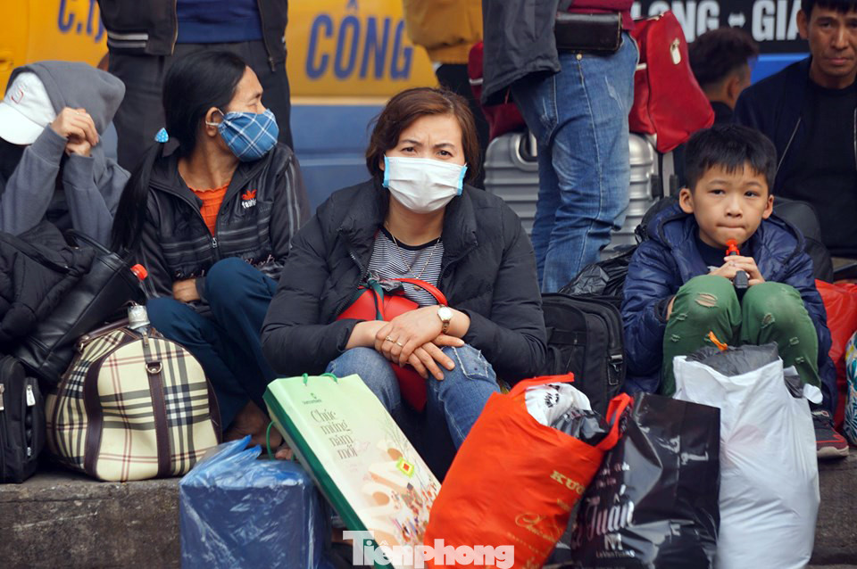 Người dân 'tay xách nách mang' về quê ăn Tết, cửa ngõ Thủ đô Hà Nội tê liệt ảnh 4