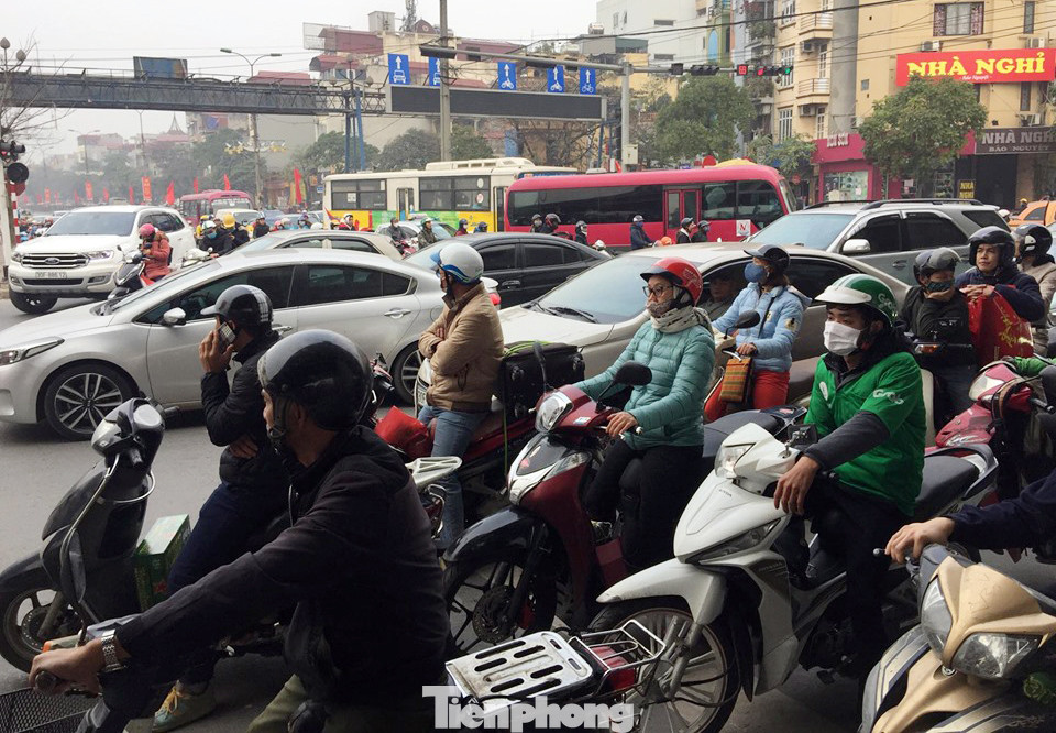 Người dân 'tay xách nách mang' về quê ăn Tết, cửa ngõ Thủ đô Hà Nội tê liệt ảnh 11
