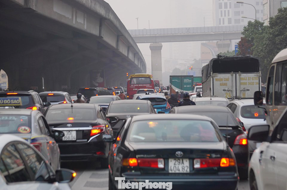 Người dân 'tay xách nách mang' về quê ăn Tết, cửa ngõ Thủ đô Hà Nội tê liệt ảnh 7