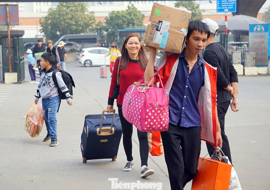 Người dân 'tay xách nách mang' về quê ăn Tết, cửa ngõ Thủ đô Hà Nội tê liệt ảnh 3