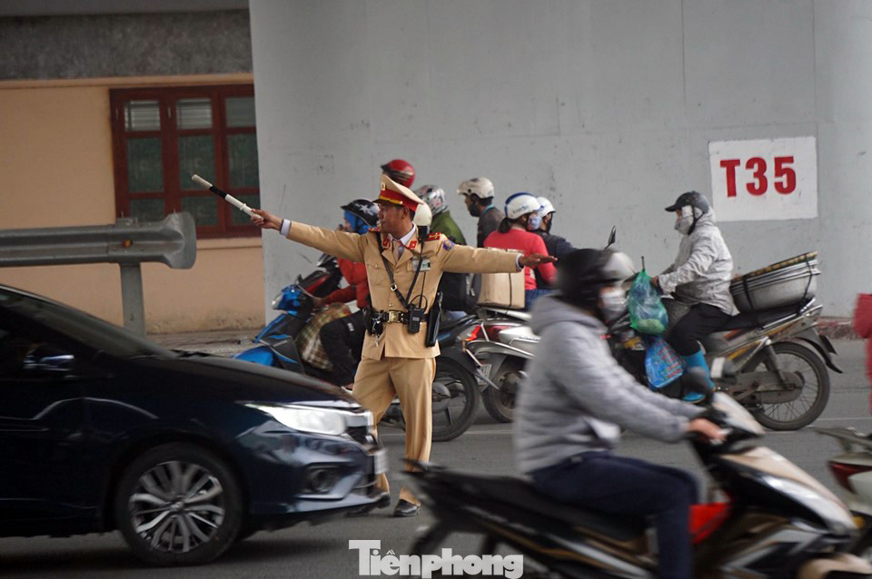 Người dân 'tay xách nách mang' về quê ăn Tết, cửa ngõ Thủ đô Hà Nội tê liệt ảnh 12