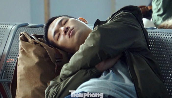 Người dân 'tay xách nách mang' về quê ăn Tết, cửa ngõ Thủ đô Hà Nội tê liệt ảnh 5