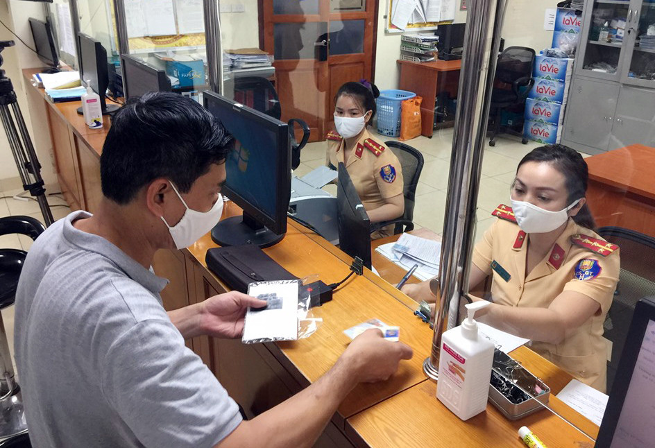 Gần 500 biển vàng được cấp đổi trong ba ngày đầu thực hiện ảnh 1