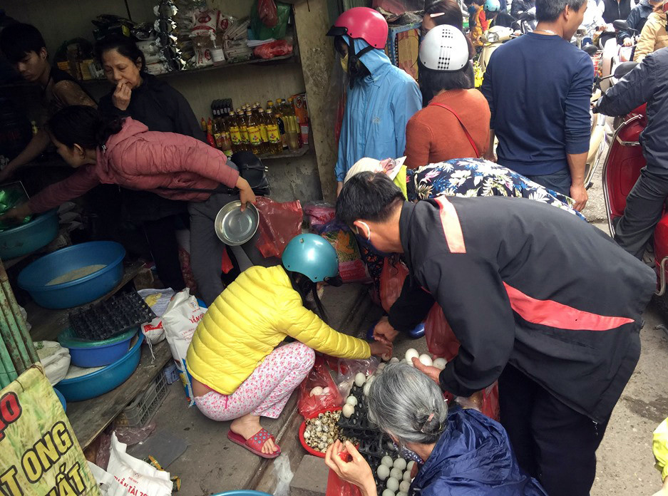 Chợ cóc cháy hàng sau thông tin ca mắc Covid-19 ở Hà Nội ảnh 6