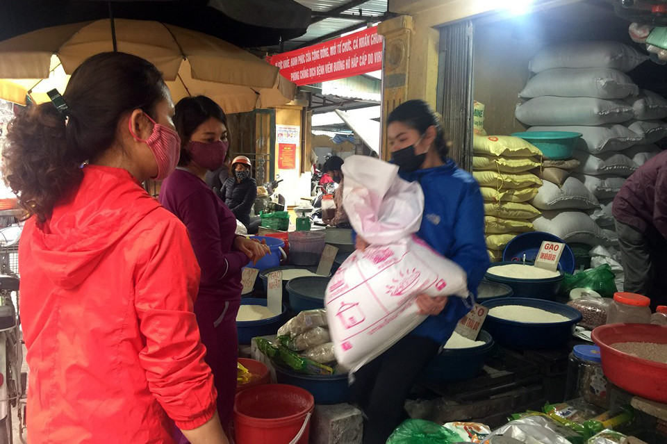 Chợ cóc cháy hàng sau thông tin ca mắc Covid-19 ở Hà Nội ảnh 9