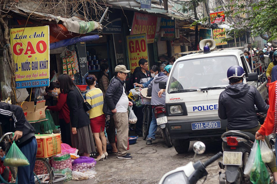 Chợ cóc cháy hàng sau thông tin ca mắc Covid-19 ở Hà Nội ảnh 11