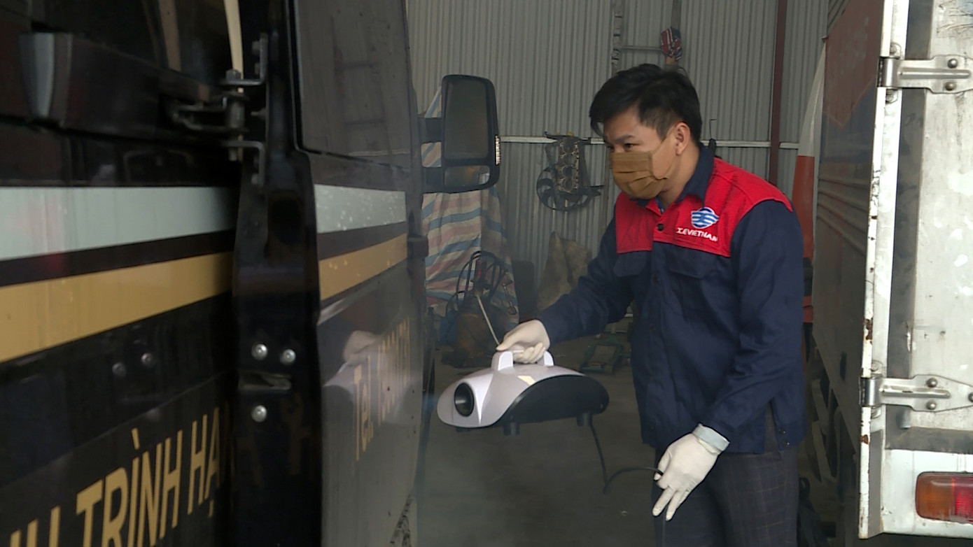 Xe khách trang bị cồn rửa tay, khẩu trang cho khách phòng dịch corona ảnh 4