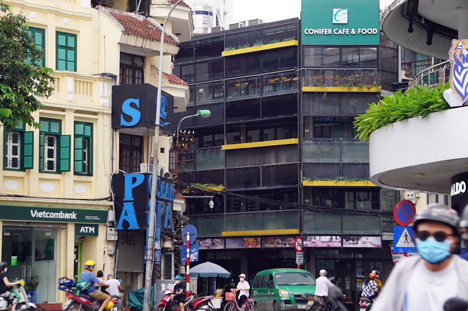 Ngày đầu thực hiện giãn cách trong quán cà phê, nhà hàng ở Hà Nội ảnh 2