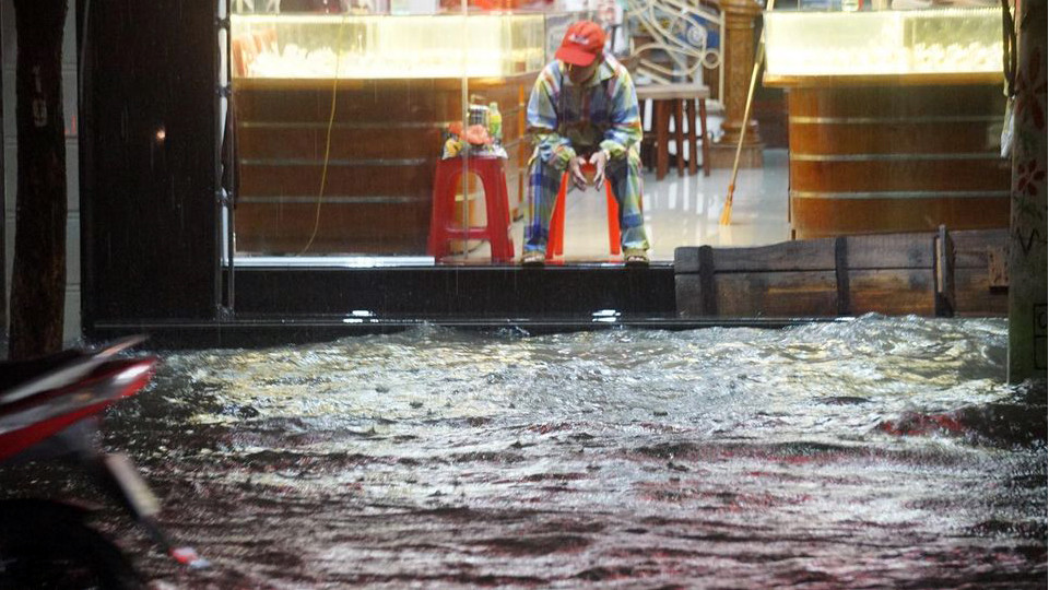 Nhiều tuyến phố ở Hải Phòng ‘hoá thành sông’ ảnh 8