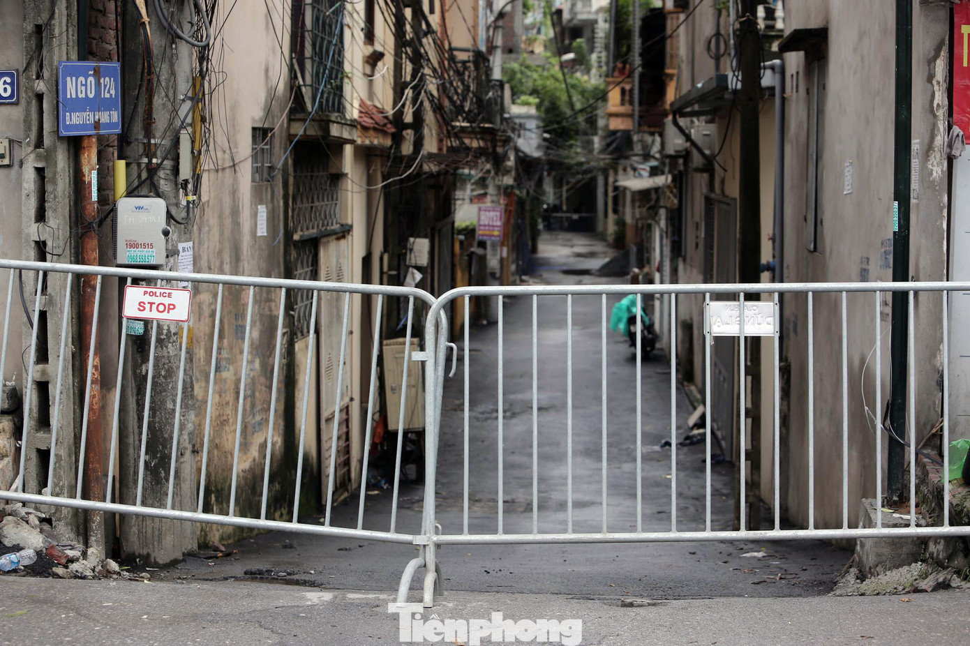 Hà Nội lập chốt phong tỏa khu phố có ca mắc mới COVID-19 ảnh 3