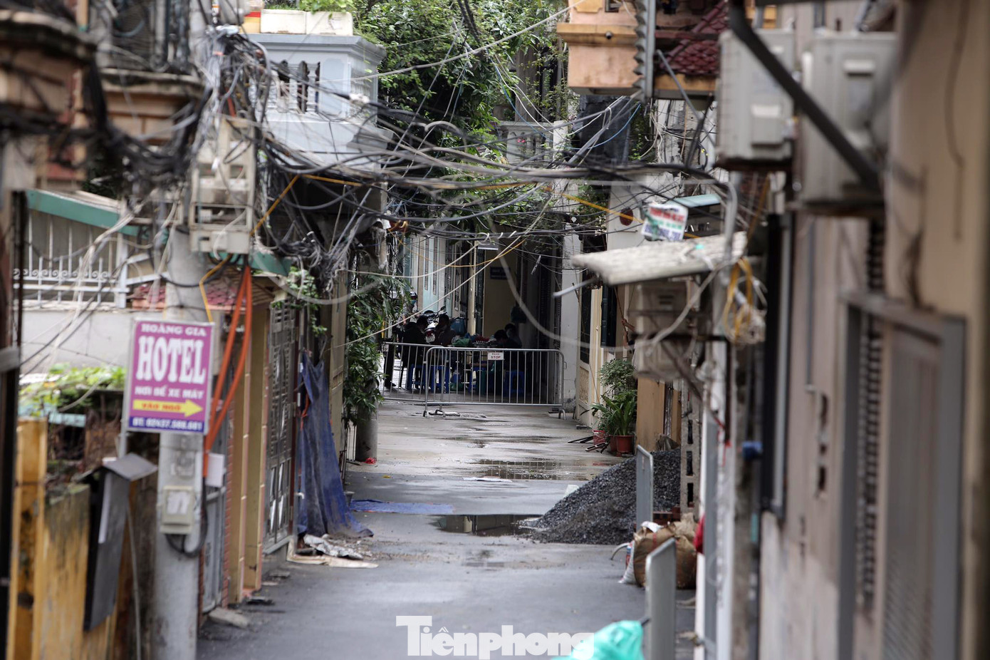 Hà Nội lập chốt phong tỏa khu phố có ca mắc mới COVID-19 ảnh 4