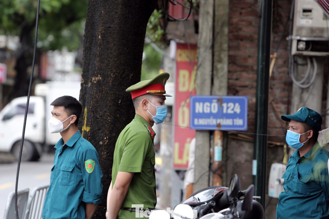 Hà Nội lập chốt phong tỏa khu phố có ca mắc mới COVID-19 ảnh 2