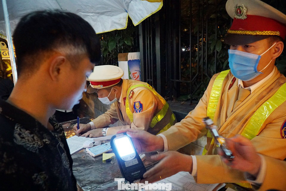 Gặp cảnh sát, ma men lái xe quay đầu bỏ chạy bất thành ảnh 5