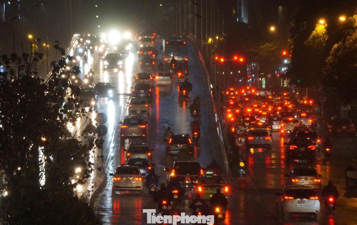 Giao thông tại nhiều tuyến phố Hà Nội tê liệt sau cơn mưa lớn ảnh 9