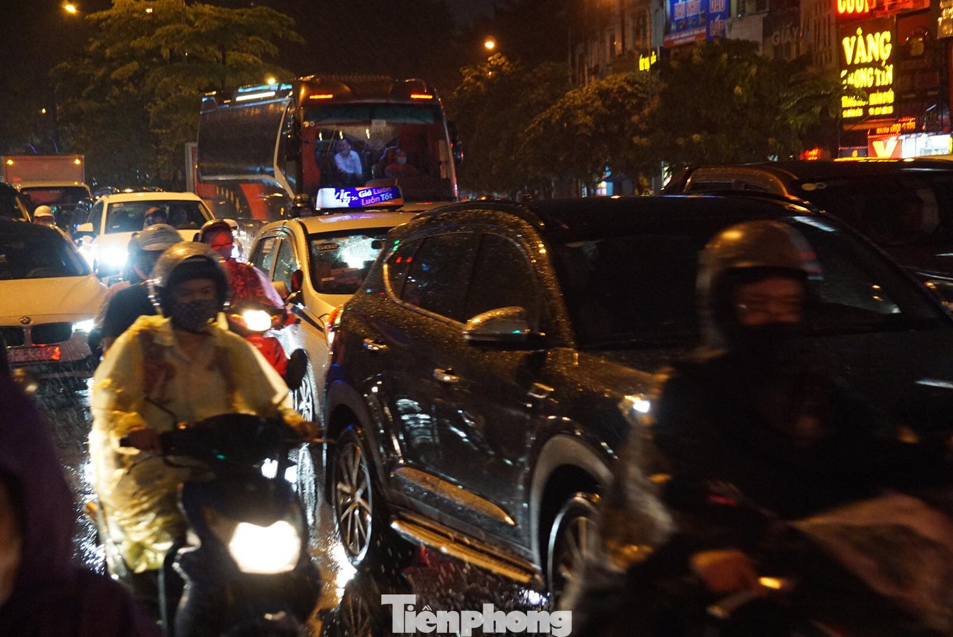 Giao thông tại nhiều tuyến phố Hà Nội tê liệt sau cơn mưa lớn ảnh 10