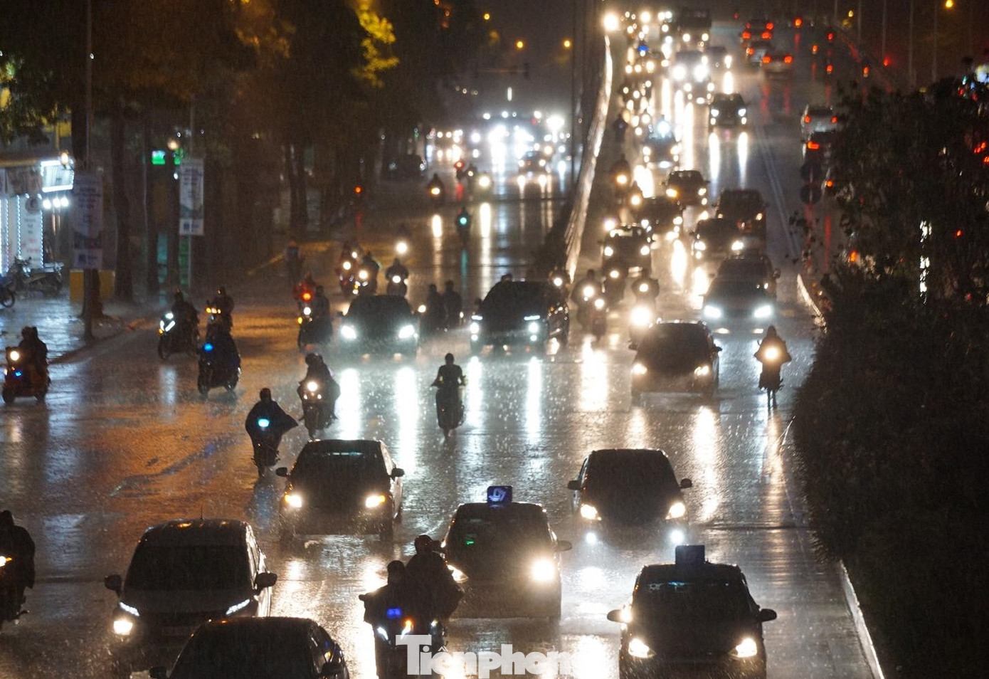 Giao thông tại nhiều tuyến phố Hà Nội tê liệt sau cơn mưa lớn ảnh 8