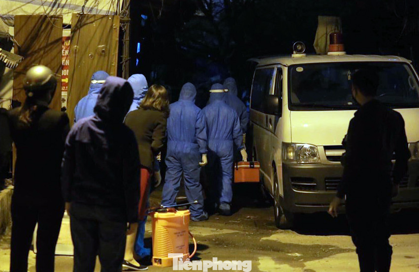 Cung cấp đồ ăn cho hộ dân trong khu cách ly khử khuẩn ở Cầu Giấy ảnh 2