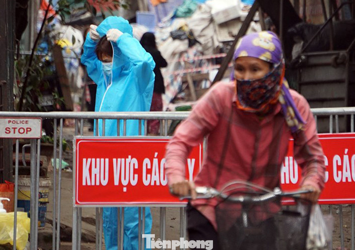 Cung cấp đồ ăn cho hộ dân trong khu cách ly khử khuẩn ở Cầu Giấy ảnh 8