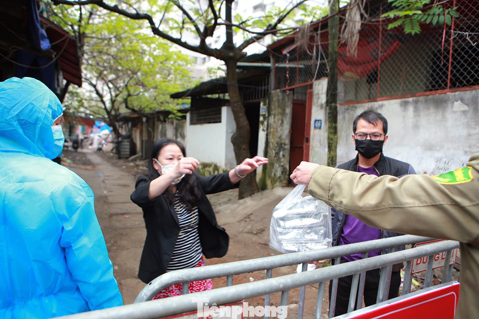 Cung cấp đồ ăn cho hộ dân trong khu cách ly khử khuẩn ở Cầu Giấy ảnh 5