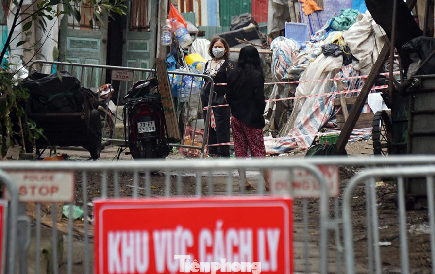 Cung cấp đồ ăn cho hộ dân trong khu cách ly khử khuẩn ở Cầu Giấy ảnh 7