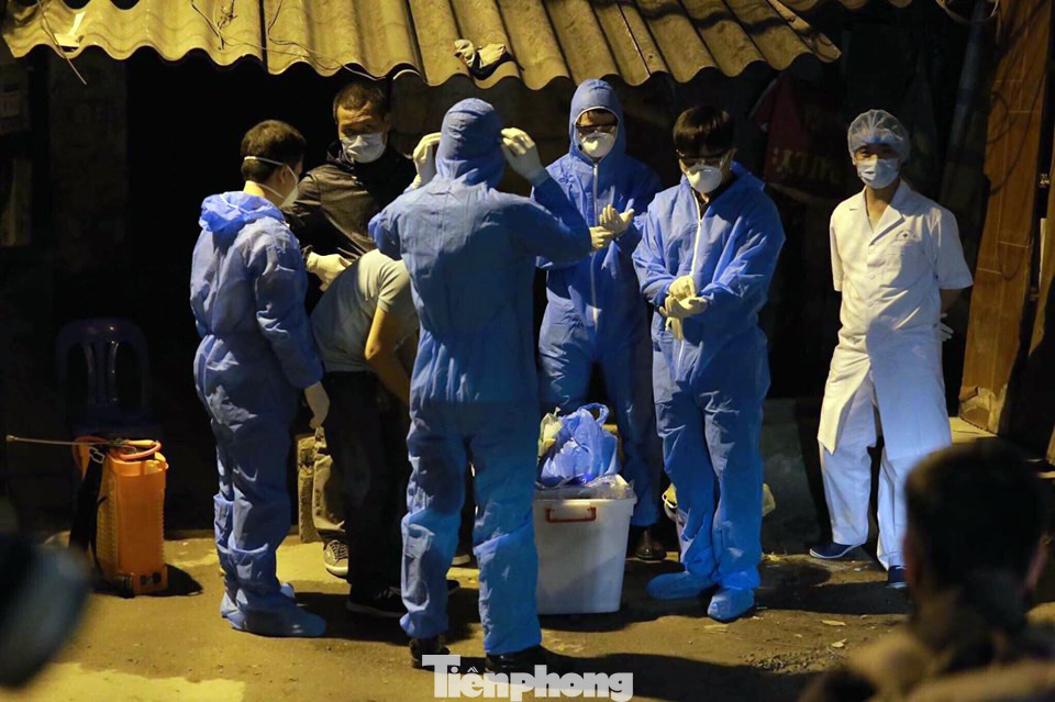 Cung cấp đồ ăn cho hộ dân trong khu cách ly khử khuẩn ở Cầu Giấy ảnh 3