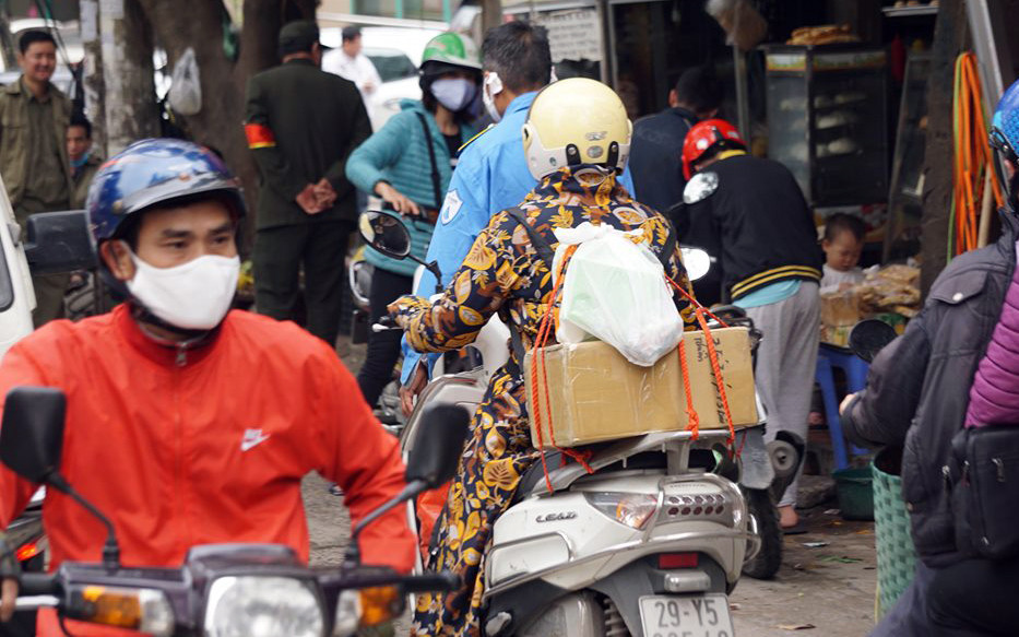 Chợ cóc cháy hàng sau thông tin ca mắc Covid-19 ở Hà Nội ảnh 8