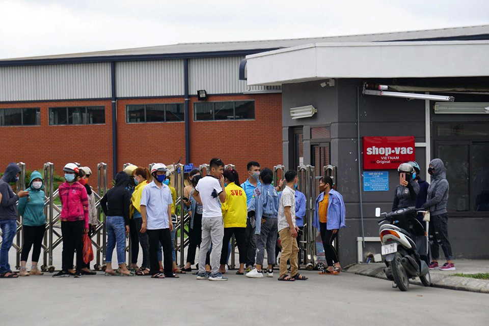 Hàng trăm công nhân vây trụ sở công ty vì Giám đốc 'biệt tích' ảnh 1