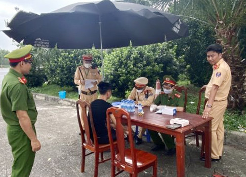 Phát hiện tài xế lái container trên cao tốc dương tính ma túy ảnh 1