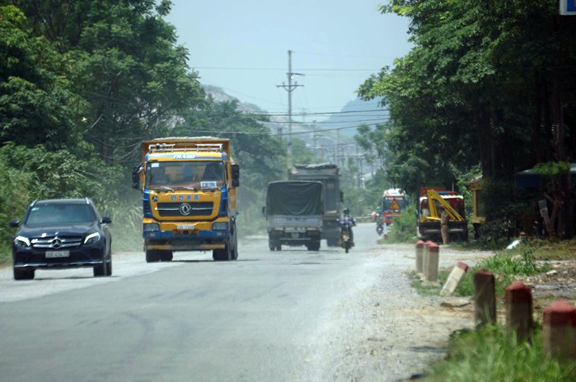 Hàng loạt xe tải 'hổ vồ' vượt chốt CSGT vùng ven phía Tây Hà Nội ảnh 7