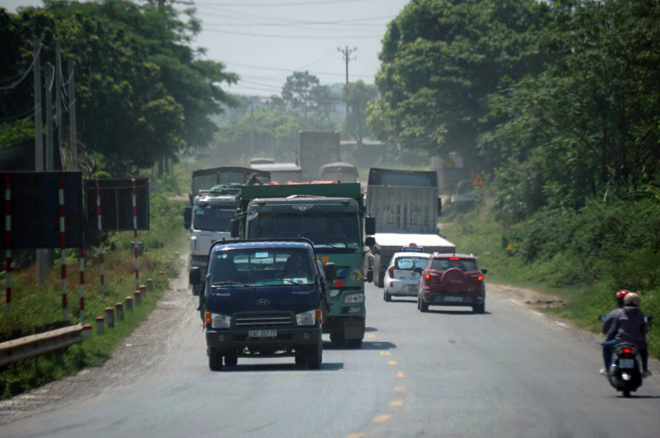 Hàng loạt xe tải 'hổ vồ' vượt chốt CSGT vùng ven phía Tây Hà Nội ảnh 5