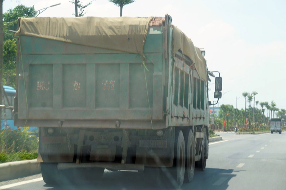 Hàng loạt xe tải 'hổ vồ' vượt chốt CSGT vùng ven phía Tây Hà Nội ảnh 4